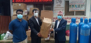 स्वास्थ्य कार्यालय खोटाङलाई ९ लाख ७ हजारको स्वास्थ्य सामग्री हस्तान्तरण