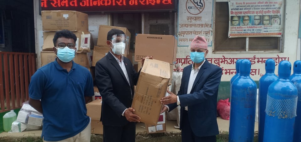 स्वास्थ्य कार्यालय खोटाङलाई ९ लाख ७ हजारको स्वास्थ्य सामग्री हस्तान्तरण