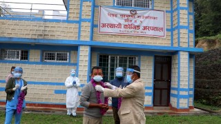 कोरोना  जितेका युवालाई फूलमाला र अविर सहित बिदाई