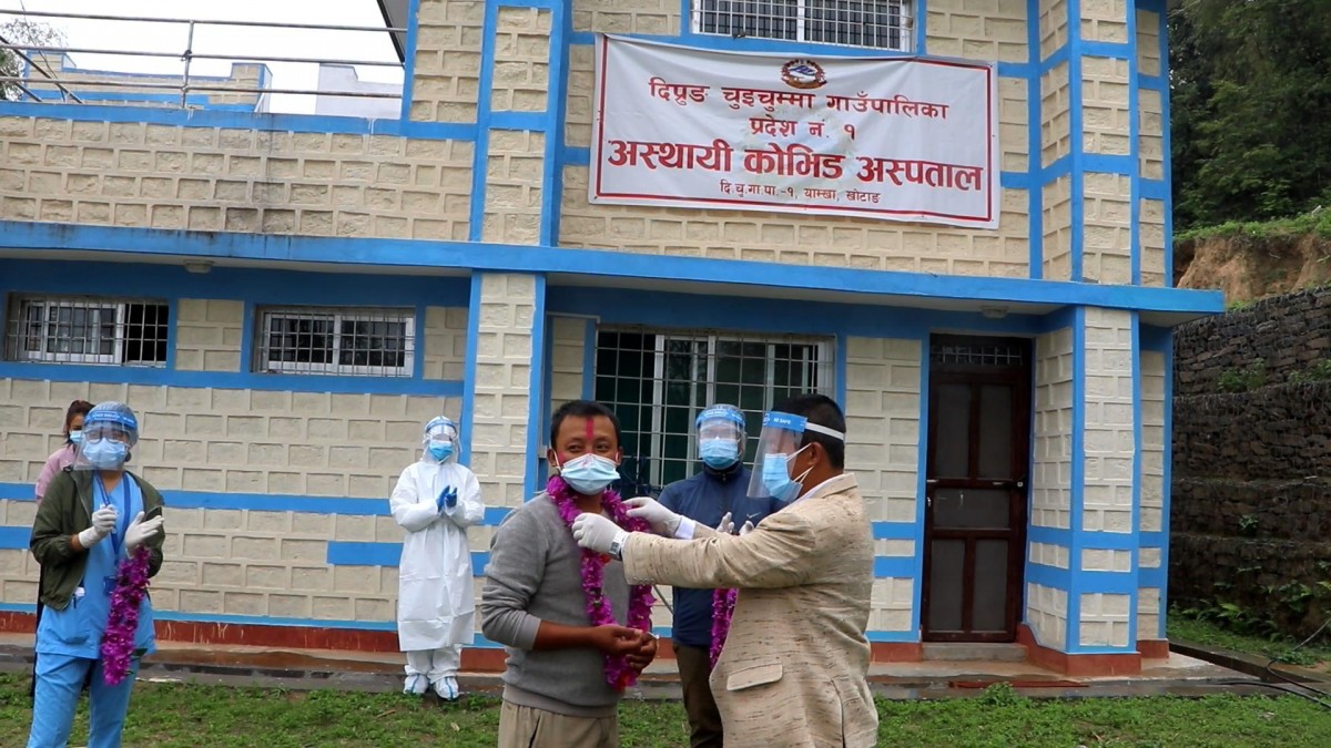 कोरोना  जितेका युवालाई फूलमाला र अविर सहित बिदाई