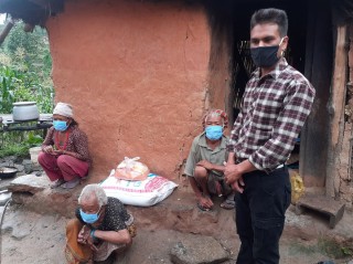 संक्रमित परिवारलाई नेबिसंघका नेता खड्काले दिए खाद्यान्न