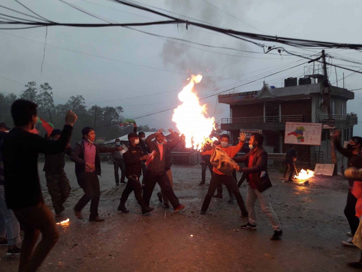 खोटाङमा चार विद्यार्थी संगठनले राष्ट्रपति र प्रधानमन्त्रीको पुत्ला जलाए