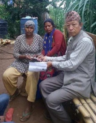 मुण्डा घरले किच्दा छोरा गुमाएका परिवारलाई आर्थिक सहयोग