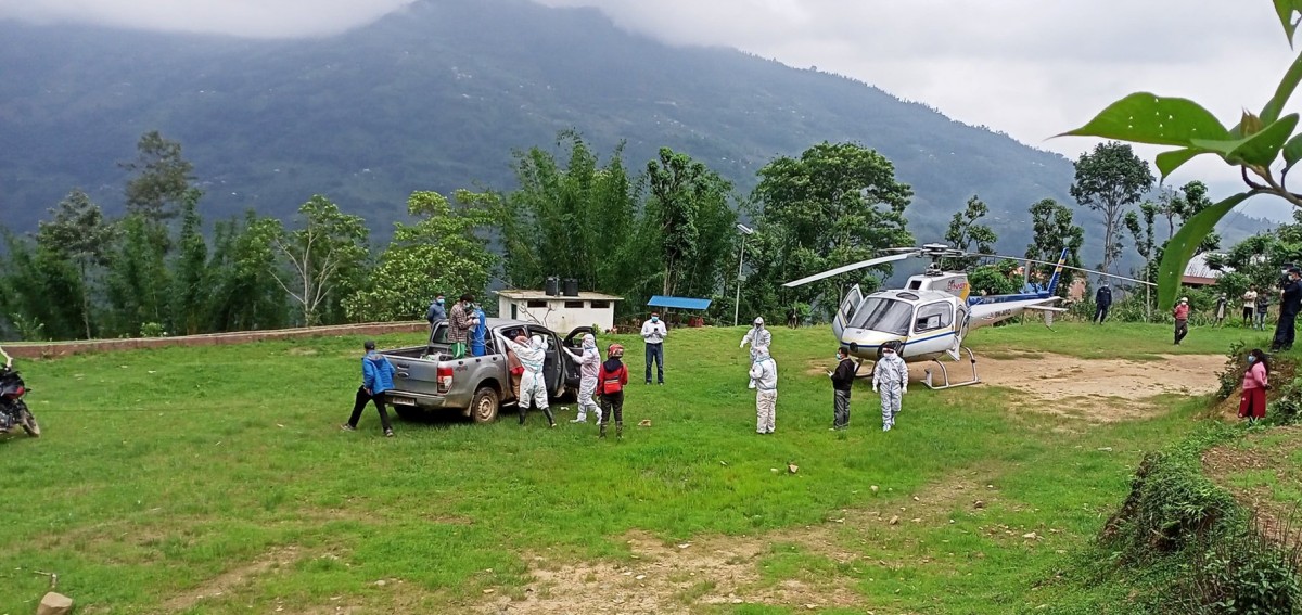 कोरोना संक्रतिमलाई हेलीकोप्टरबाट लगियो अस्पताल