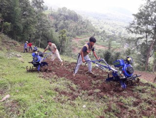 फोन गर्नुस्, भाडामा हाते ट्याक्टर लिएर खेतबारी जोत्नुस्