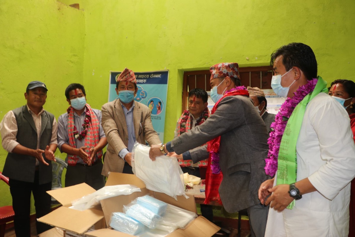 पुर्व राज्यमन्त्री लगायतको पहलमा स्वास्थ्यचौकीलाई स्वास्थ्य सामग्री