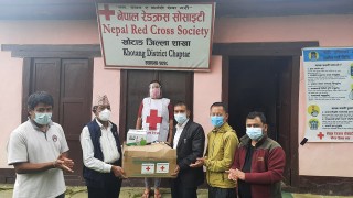 रेडक्रस खोटाङद्धारा पत्रकारलाई स्वास्थ्य सामग्री प्रदान