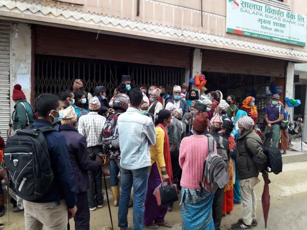 बैंकमा अनियन्त्रित भिडभाड हुँदा संक्रमणको जोखिम बढ्यो