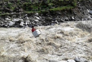 भारतीयले तुईन काटिदिदा महाकाली नदीमा खसेर एक नेपाली युवा बेपत्ता