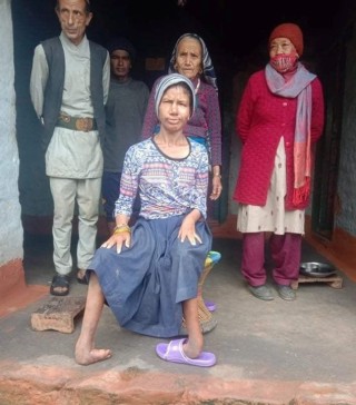 अपांगता भएकी महिलालाई पुर्व बेलायती सेनाको सहयोग