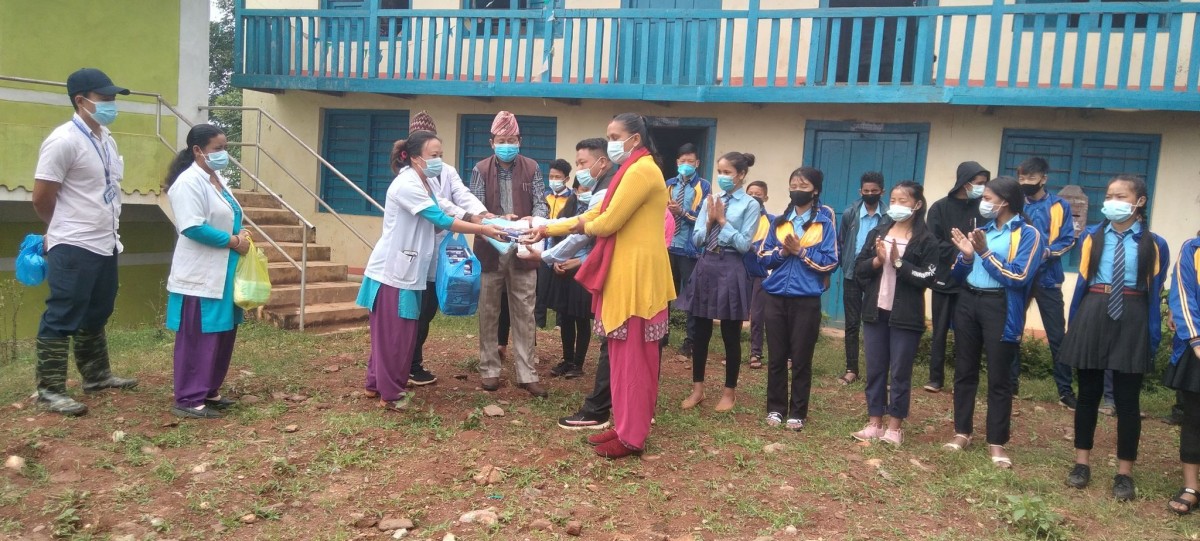 वडा कार्यालयले वितरण गर्‍यो  विद्यालयलाई मास्क र सेनीटाइजर