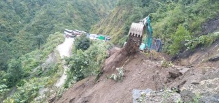 वर्षाका कारण सडकमा खसेको पहिरो पन्छाइए, यातायात सेवा सुचारु