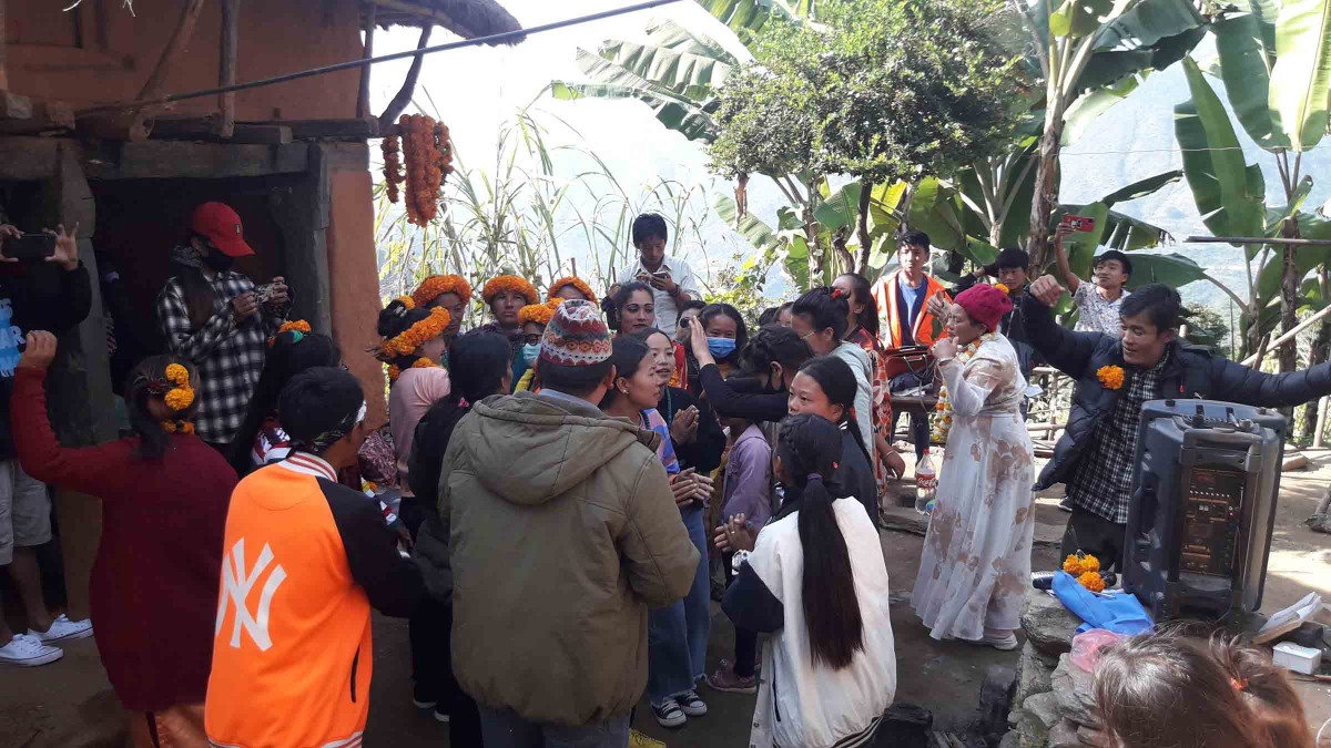 महिला कृषि सहकारी संस्थाको भवन निर्माणका लागि टोल–टोलमा देउसी