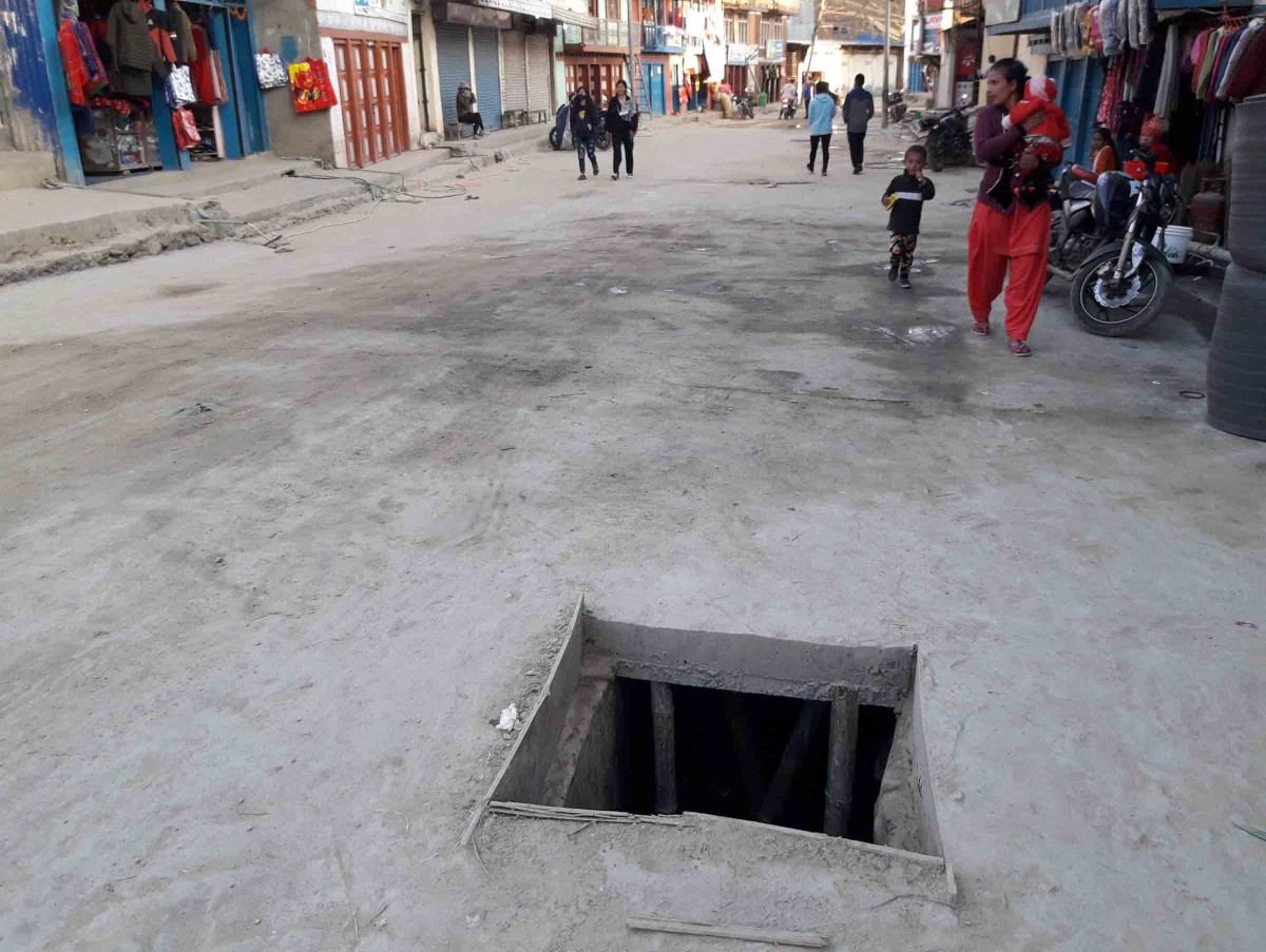 दिक्तेल : सडकमा ड्रेन कभर नराख्दा नालीमा खस्ने डर