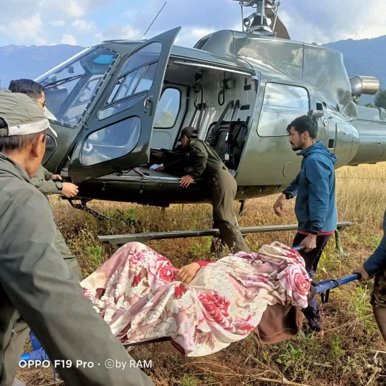 प्रसुती व्यथाका कारण गम्भीर बनेकी गर्भवतीलाई हेलीकोप्टरबाट अस्पताल लगिए
