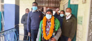 सामाजिक विकास मन्त्री यादवद्धारा स्वास्थ्य कार्यालय र अस्पतालको अनुगमन