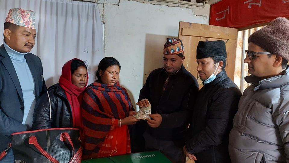 आत्महत्याका कारण अभिभावक गुमाएका परिवारलाई आर्थिक सहयोग