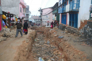 दिक्तेलबजारको सडक ढलानमा ढिलासुस्ती, व्यवसायी गए डेलीगेसन