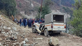 स्काभेटरले थर्किएको ढुंगा खसेर बोलेरो किच्दा ओखलढुंगामा तीनको मृत्यु