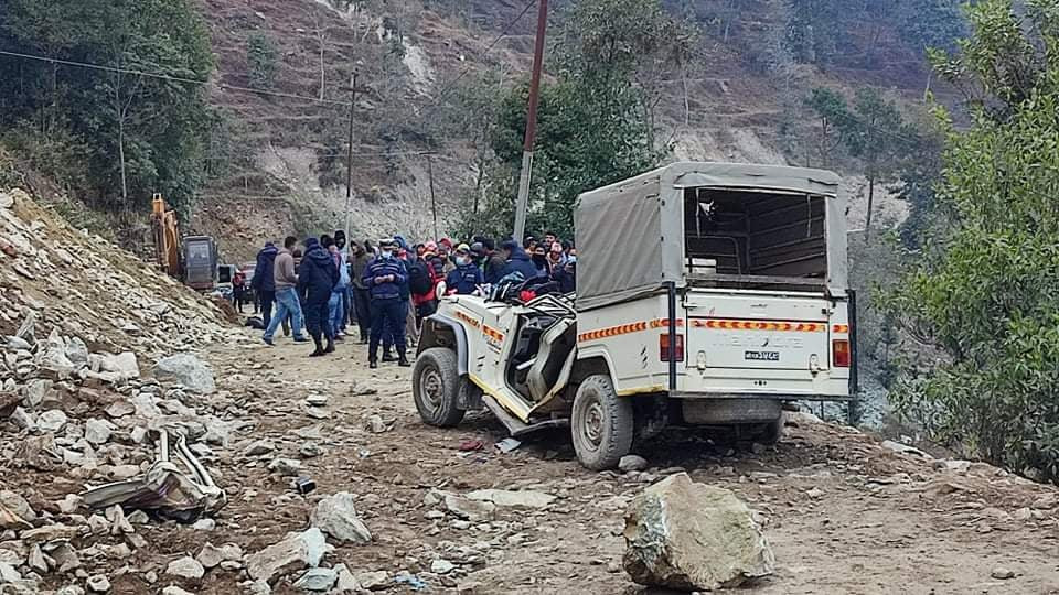 स्काभेटरले थर्किएको ढुंगा खसेर बोलेरो किच्दा ओखलढुंगामा तीनको मृत्यु