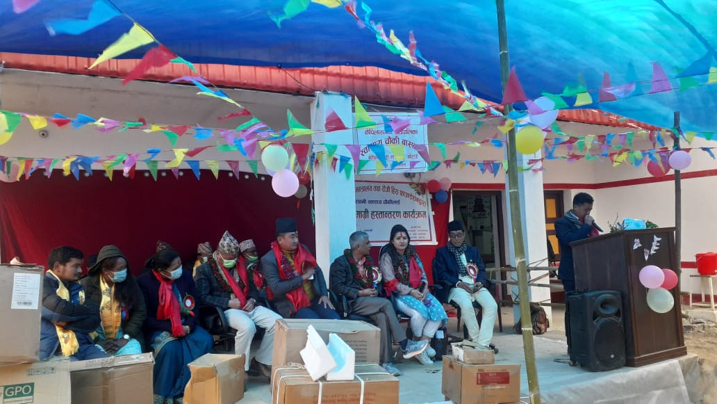 खोटाङको बासपानी स्वास्थ्य कार्यालयलाई स्वास्थ्य सामग्री हस्तान्तरण