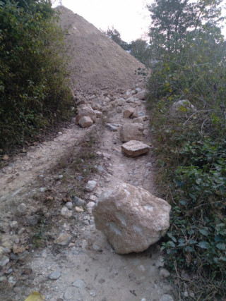 घडेरी सम्याएको माटो थुपारेर ग्रामिण सडकमा अवरोध