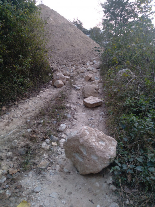 घडेरी सम्याएको माटो थुपारेर ग्रामिण सडकमा अवरोध