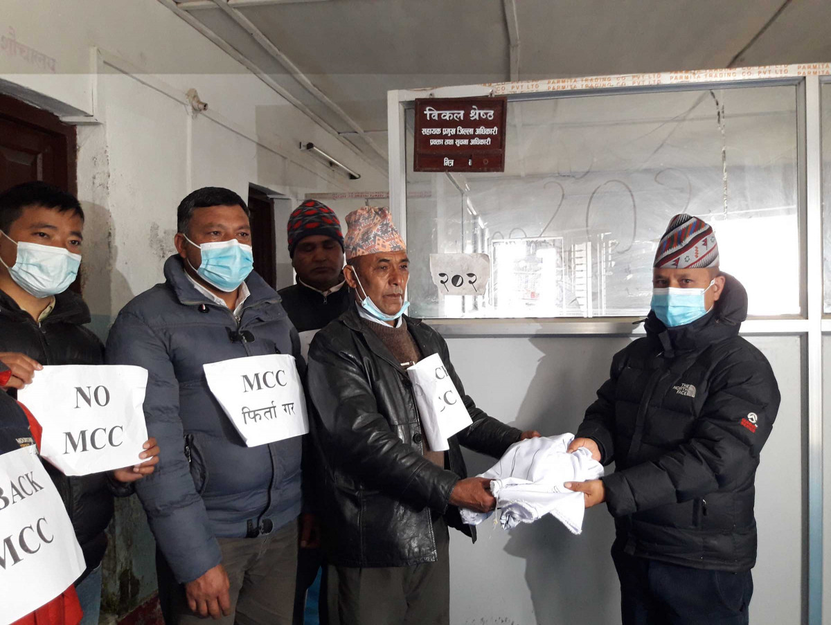 एमसीसी सम्झौता विरुद्ध संकलित हस्ताक्षर नेपाल सरकार समक्ष पठाइयो