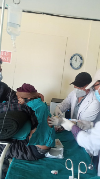 फेमिली केयरमा थोराकोसिन्थेसिस गरेर छातीमा जमेको पिप निकालियो
