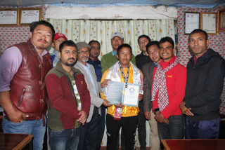 उल्टो बसेर बाईक चलाउने खोटाङका युवालाई गिनिज वल्ड रेकर्डस्को सम्मान