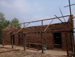 खोटाङ : हावाहुरीले उडायो विद्यालयको छाना