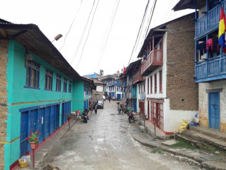 निर्वाचन आचारसंहिता उल्लंघन गर्दै राखिएका झण्डा स्वयं दलले हटाए