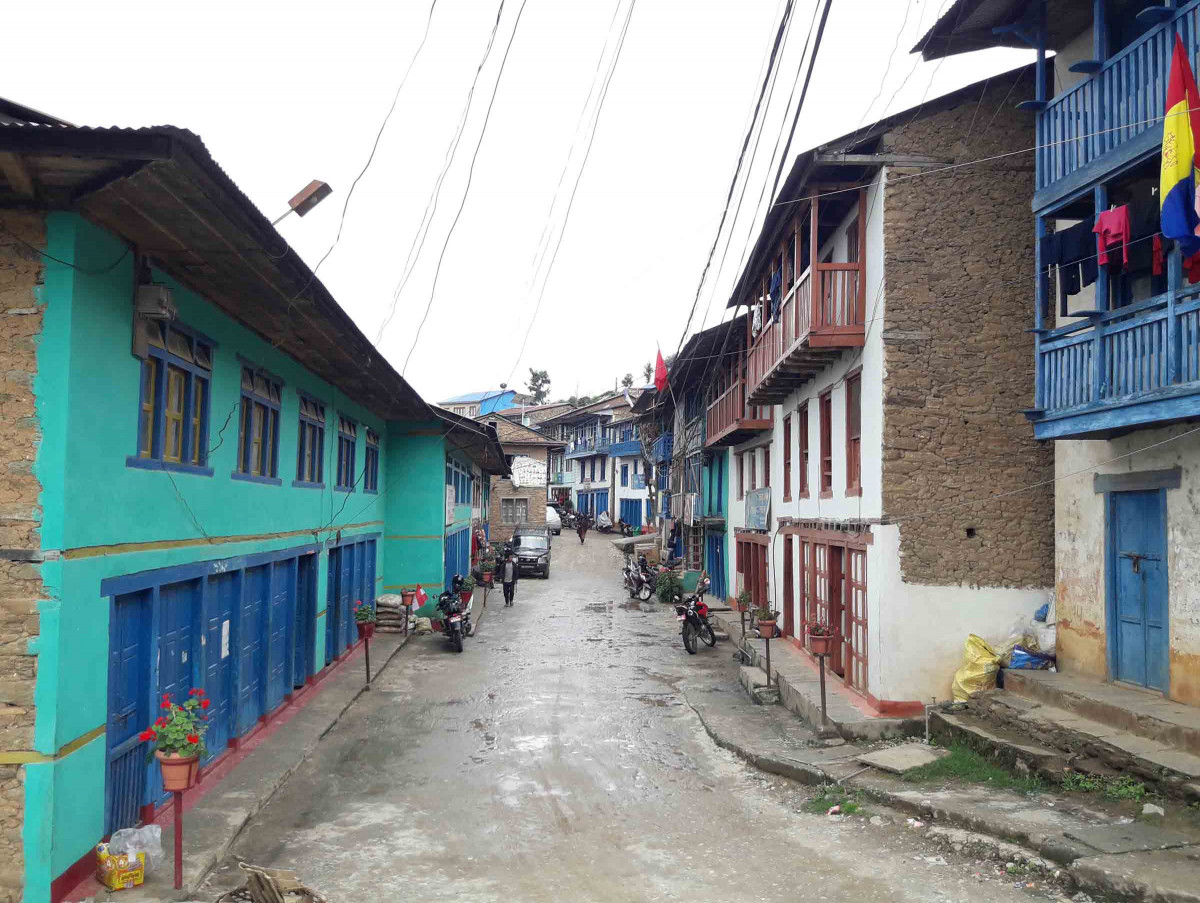 निर्वाचन आचारसंहिता उल्लंघन गर्दै राखिएका झण्डा स्वयं दलले हटाए