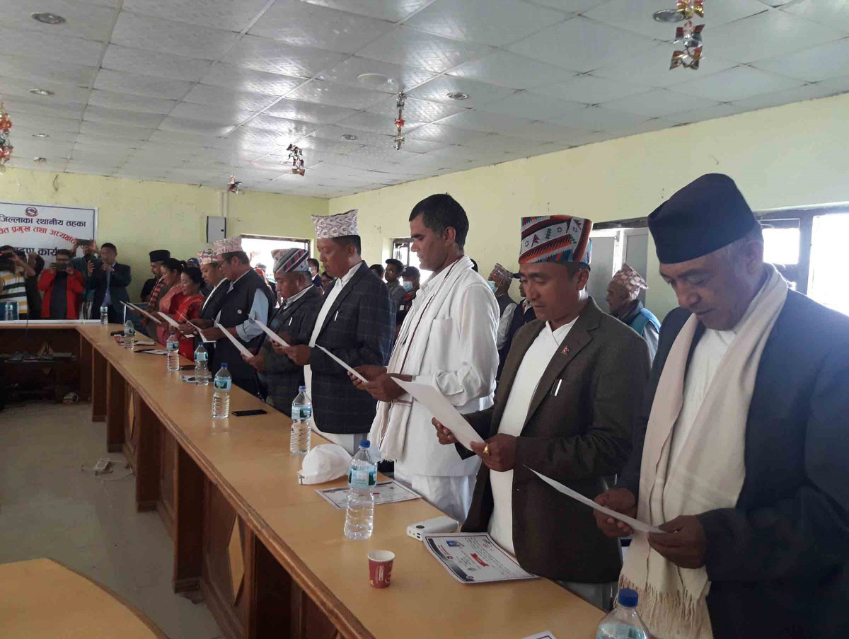 खोटाङका १० स्थानीय तहका नवनिर्वाचित प्रमुखले लिए शपथ