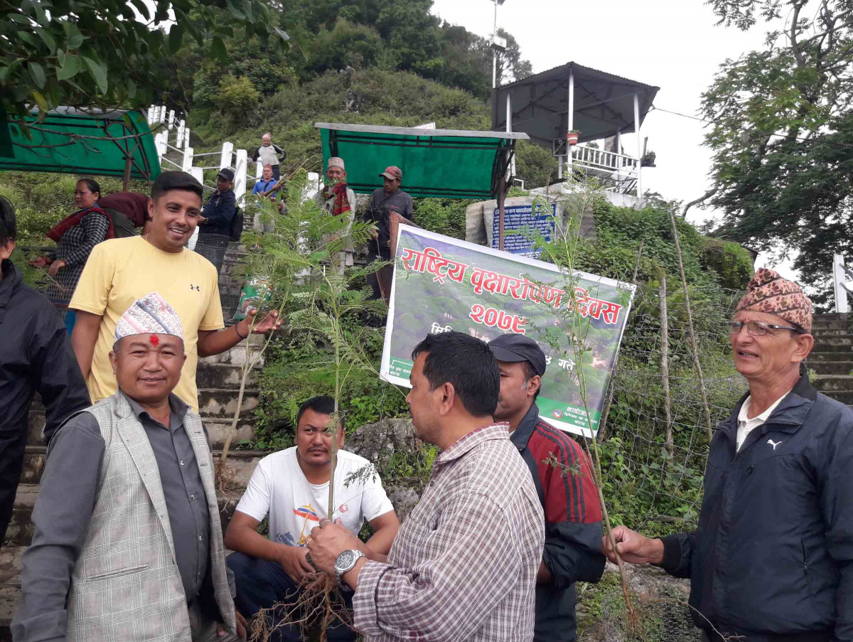 धार्मिक तथा पर्यटकीयस्थल मझुवागढीमा बृक्षारोपण