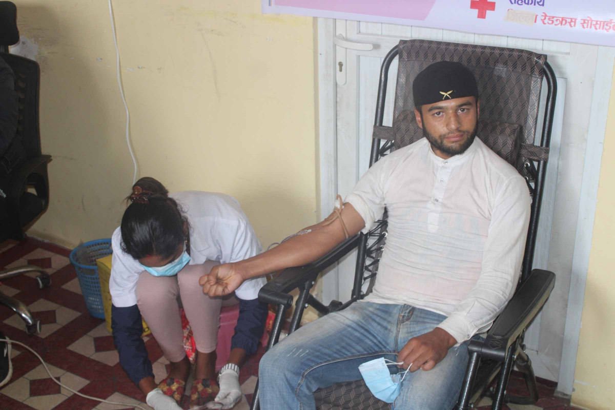 मनोज–झपेन्द्रको स्मृति दिवसमा अनेरास्वबियुको रक्तदान