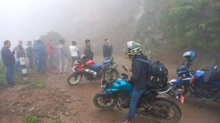 पहिरोका कारण खोटाङमा मध्यपहाडी लोकमार्ग अवरुद्ध