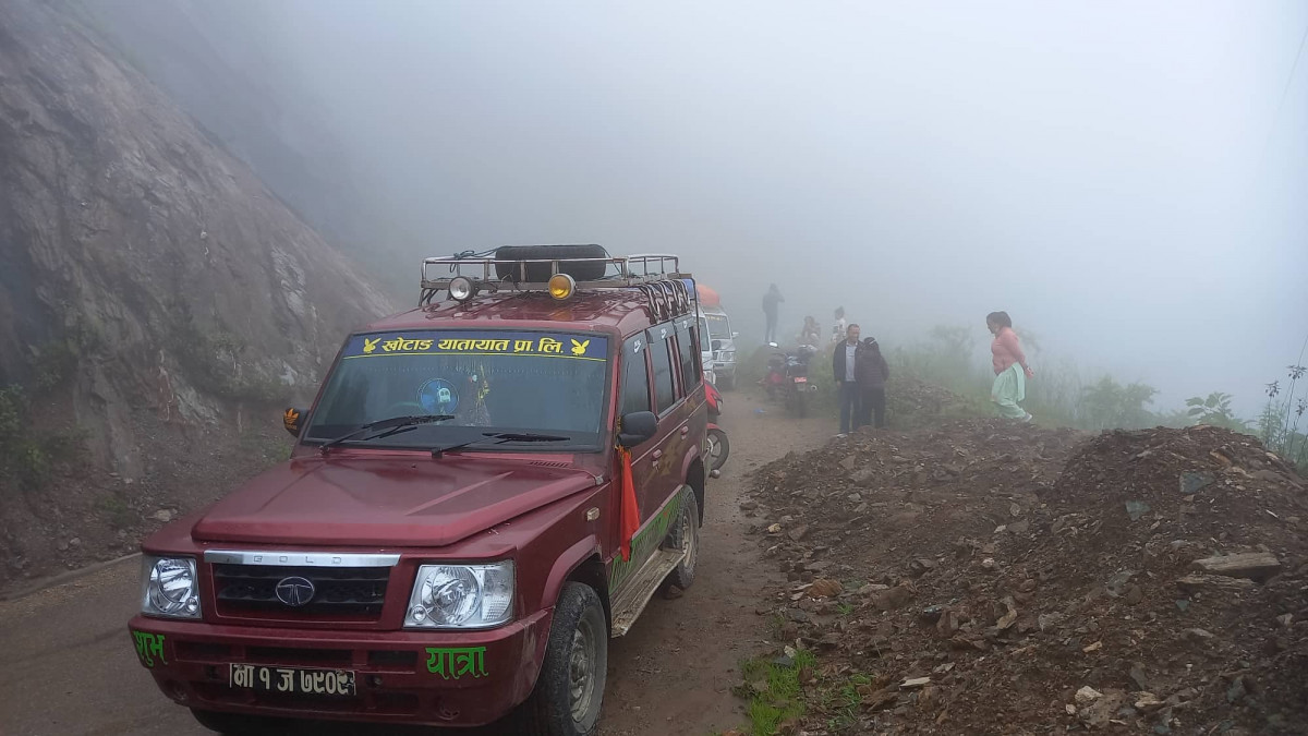 पहिरोले अवरुद्ध मध्यपहाडी लोकमार्ग सुचारु