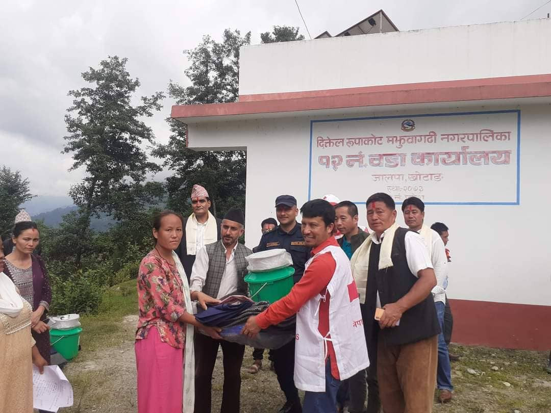 जालपाः पहिरोबाट विस्थापित १३ परिवारलाई राहत