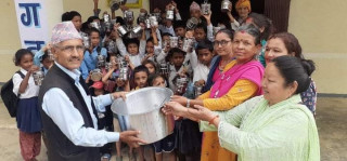 खोटाङबजारका दुई विद्यालयलाई टिफिन बक्स