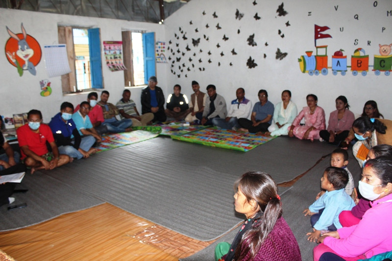 बाल कक्षा कोठाको भित्तामा रंगीबिरंगीका चित्र लेखन