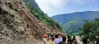 सिन्धुलीमा पहिरो खस्दा मध्यपहाडी लोकमार्ग अवरुद्ध