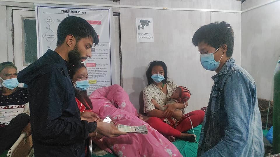 निमोनियाले सिकिस्त बनेका १६ महिने बालकलाई खर्च जुटाएर अस्पताल लगिए