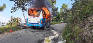 खोटाङमा गुडिरहेको बसमा आगलागी