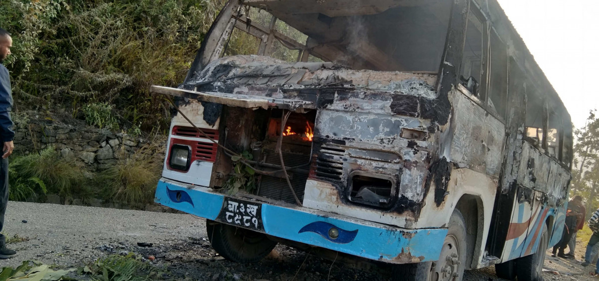 bus burnt at kaduwa_khotang (1).jpg