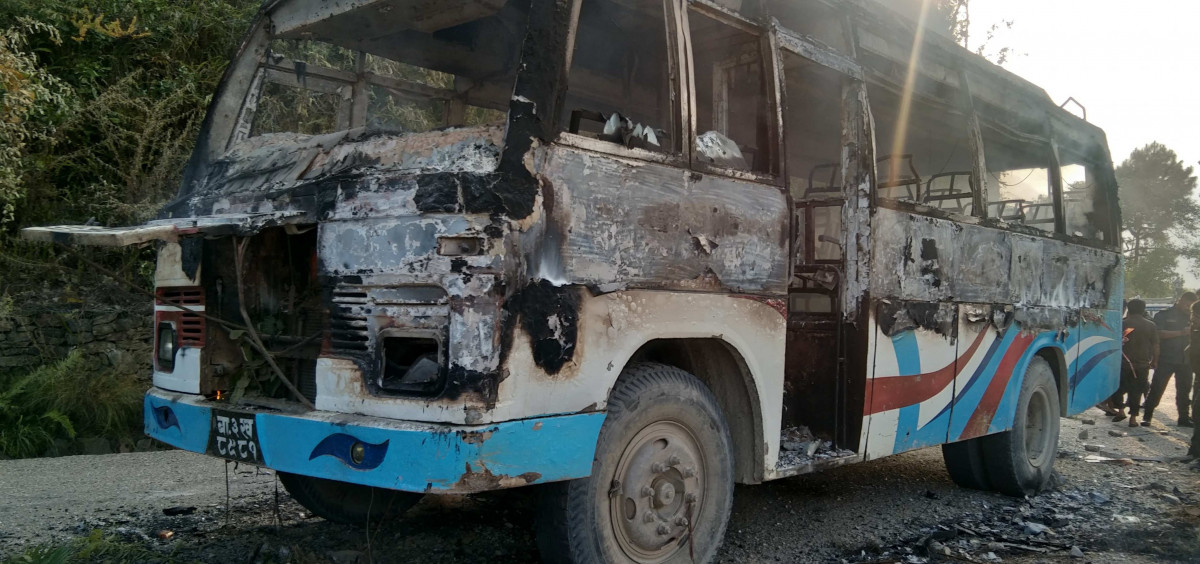 bus burnt at kaduwa_khotang (2).jpg