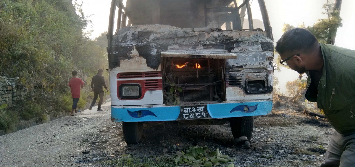 bus burnt at kaduwa_khotang (3).jpg
