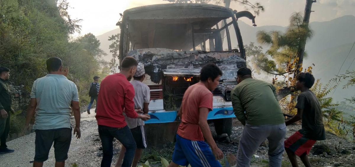 bus burnt at kaduwa_khotang (5).jpg