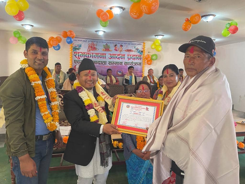 निःशुल्क जग्गा प्रदान गर्ने १८ दातालाई गाउँपालिकाको सम्मान