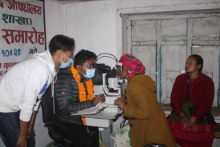 हलेसीमा निःशुल्क आँखा जाँच शिबिर सुरु, शिबिरमा वृद्धवृद्धाको भीड